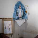 ... e, sulla sinistra, la statua della Madonna. �� la �nostra� Madonna � rivendica Nicola Bonasia -, quella che abbiamo sempre portato in processione qui a Santo Spiriticchio�